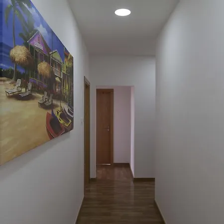 Pensión First Floor 2*